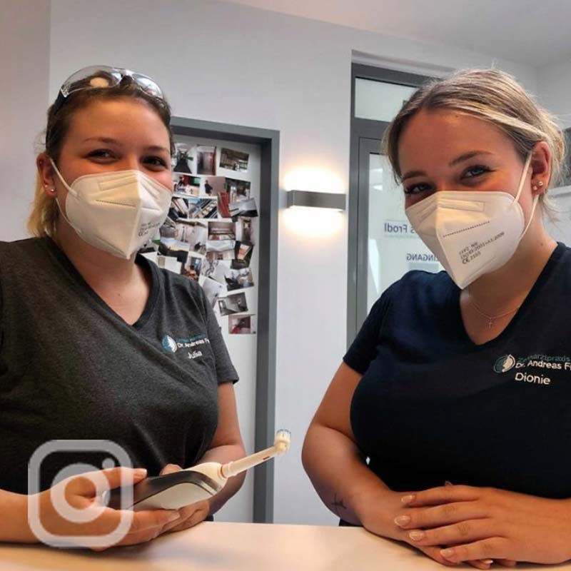 Julia Rabanter und Dionie Schmid tragen FFP2-Masken in der Zahnarztpraxis Dr. Frodl