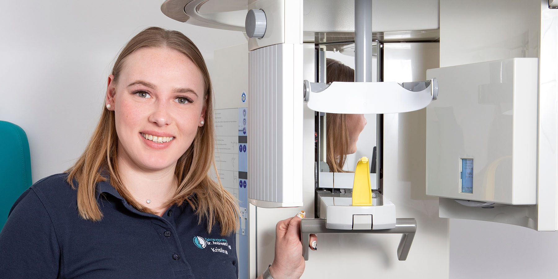 Kristina Fillinger steht am Röntgengerät in der Zahnarztpraxis Dr. Frodl