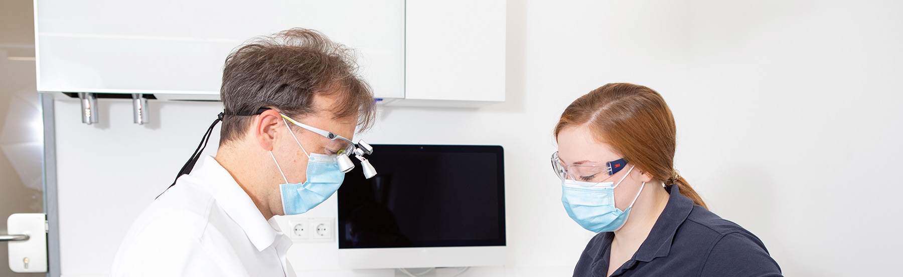 Dr. Landau und Ramona Spannbauer bei der Patientenuntersuchung in der Zahnarztpraxis Dr. Frodl