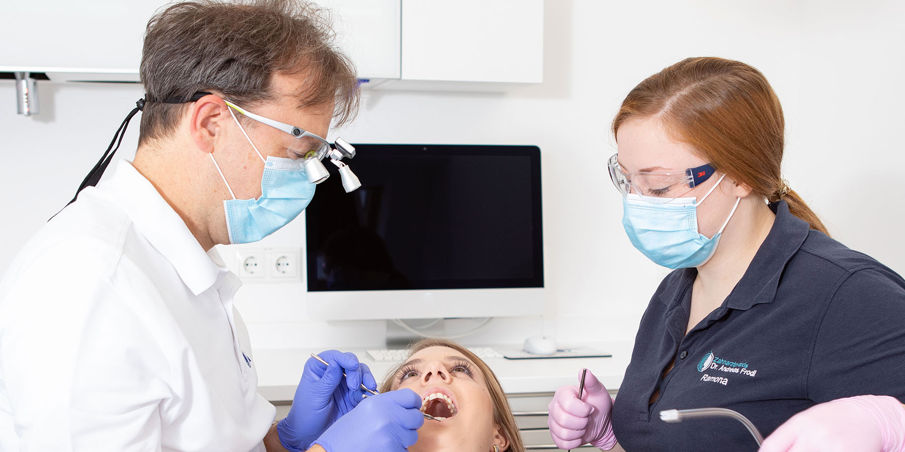 Zahnarzt in einer Behandlung in der Zahnarztpraxis Dr. Frodl