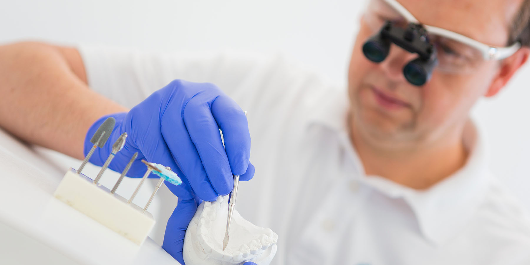 Nahaufnahme von Arbeiten an einem Gipsabdruck in der Zahnarztpraxis Dr. Frodl